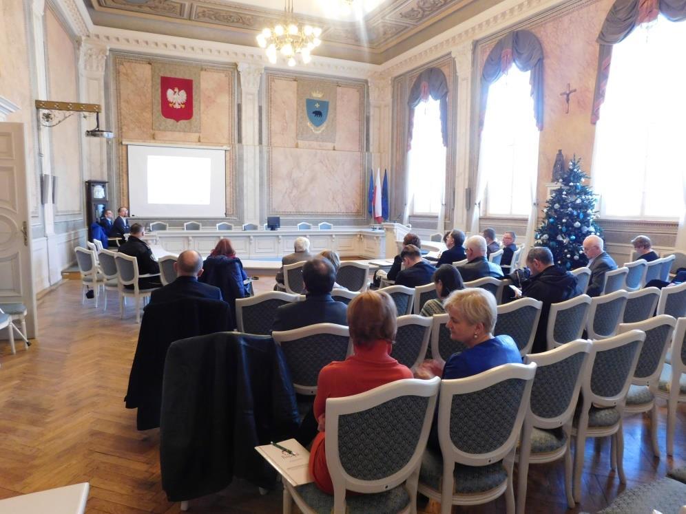 Członkowie Zespołu, szczególnie przedstawiciele jednostek miejskich, przygotowali według tematów, którymi zajmują się zawodowo, opinie pisemne dotyczące identyfikacji problemów obszaru rewitalizacji,