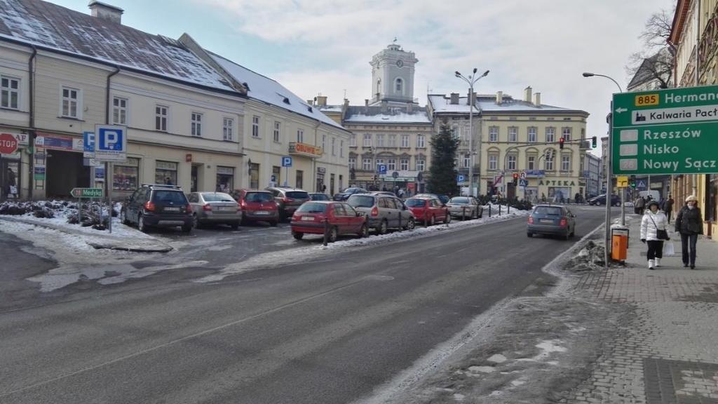 użytkowników ruchu. Jedną z przyczyn jest ruch tranzytowy w ciągu DK 28, która rozdziela się na ul. A. Dworskiego (w kierunku Medyki) i A.