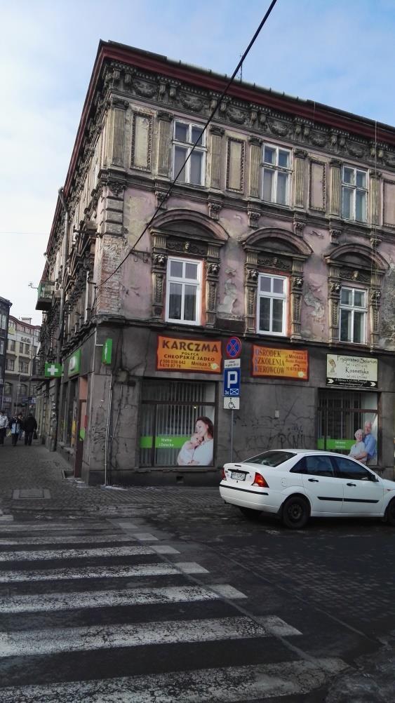 Na obszarze Os. A. Mickiewicza mieści się również znaczna liczba ważnych instytucji. We wschodniej części obszaru, pomiędzy ulicami A. Mickiewicza i A.