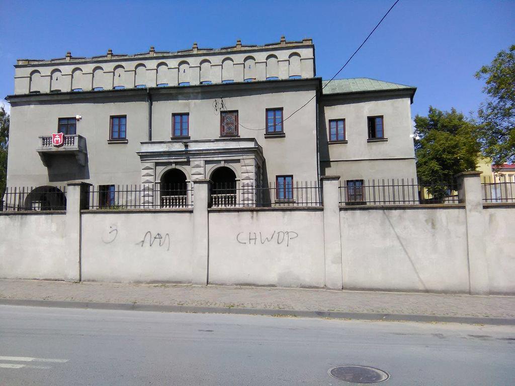 Janasa 2 należący do zasobu komunalnego Gminy Opoczno Źródło: InicjatywaLokalna.