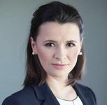 Absolwentka Akademii Leona Koźmińskiego w Warszawie. Prywatnie podkochuje się w polskich górach.