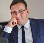 Lubi podróżować bez planu i w ten sposób odkrywać miejsca, poznawać i obserwować ludzi, kulturę, smakować lokalne potrawy. Chętnie spotyka się w działaniu, np.