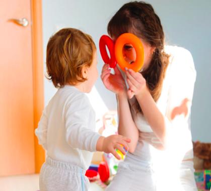Fundacja Zrozumieć Autyzm Wsparcie dla rodziców i terapeutów Mały Poradnik dla Rodziców GROWTH THROUGH PLAY (TERAPIA