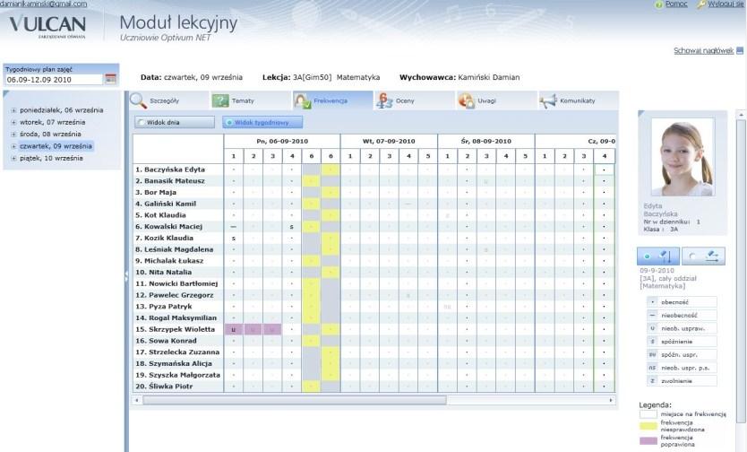 Bieżąca lekcja wyróżniona jest zieloną ramką. Lekcje, na których nie sprawdzano obecności, oznaczone są na żółto.