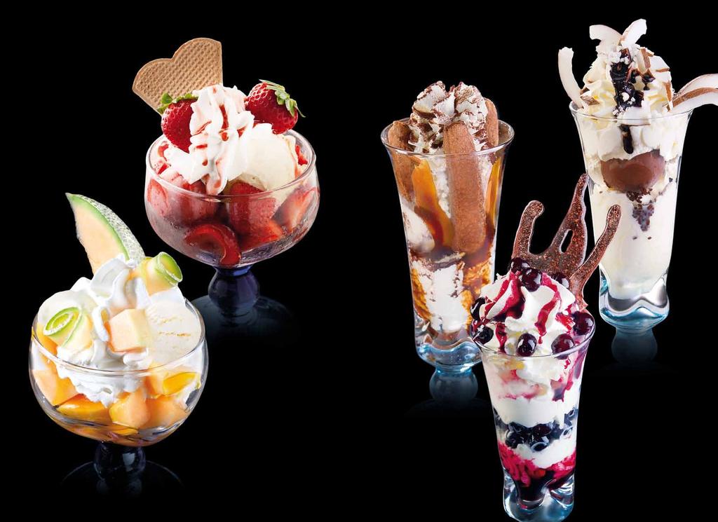 Festa di Fragola 17 lody (135 g), owoce (100 g), bita śmietana (65 g), polewa (20 g) ice-cream (135 g), fruits (100 g), whipped cream (65 g), topping (20 g) 15.