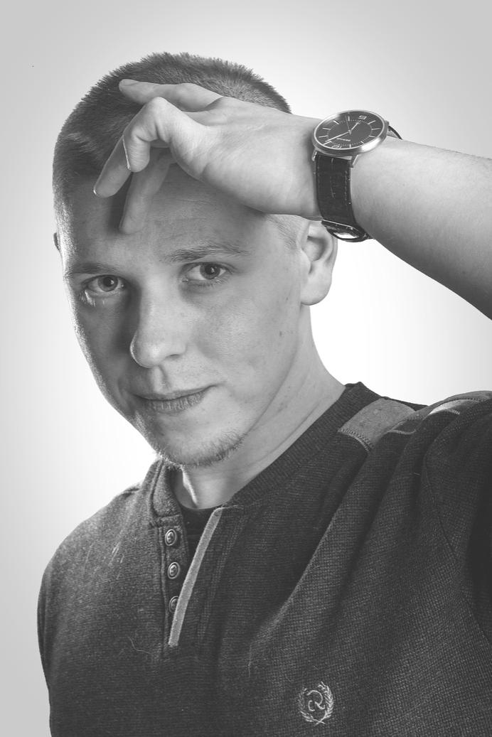 P R O W A D Z Ą C Y MACIEJ BARTOSZ KRUK Reżyser, scenarzysta, specjalista ds. reklamy. Autor wielu etiud i filmów niezależnych. Ukończył Wydział Reżyserii Gdyńskiej Szkoły Filmowej.