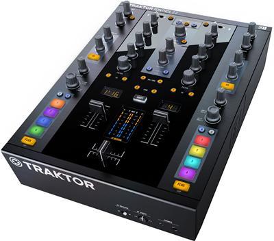 traktor scratch 12150 TRAKTOR SCRATCH A6 digital vinyl system Profesjonalny Digital Vinyl System, w skład którego wchodzą interfejs TRAKTOR AUDIO 6, oprogramowanie TRAKTOR PRO 2, kompletne