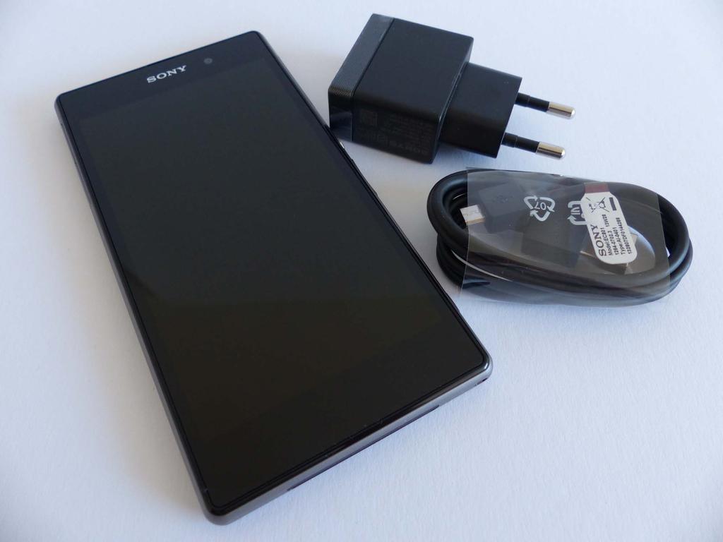 Obudowa/wyświetlacz ocena 5 Sony Xperia Z1 na pewno wyróżnia się wśród smartfonów z Androidem. Jest wykonana ze szkła i metalu, co sprawia, że mamy do czynienia z produktem z najwyższej półki.