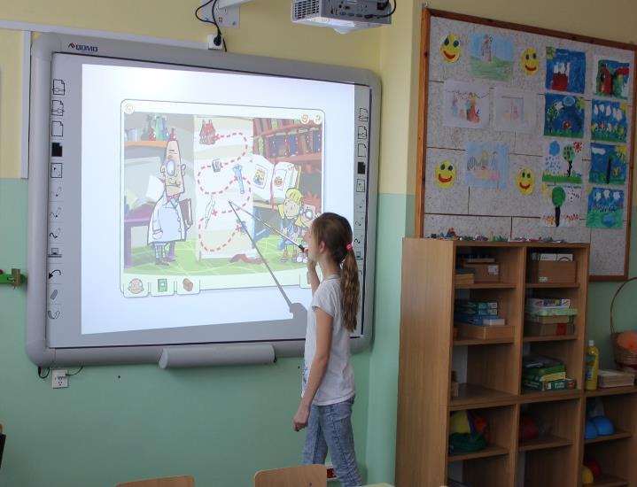 Posiadamy 3 tablice interaktywne, dzięki którym w