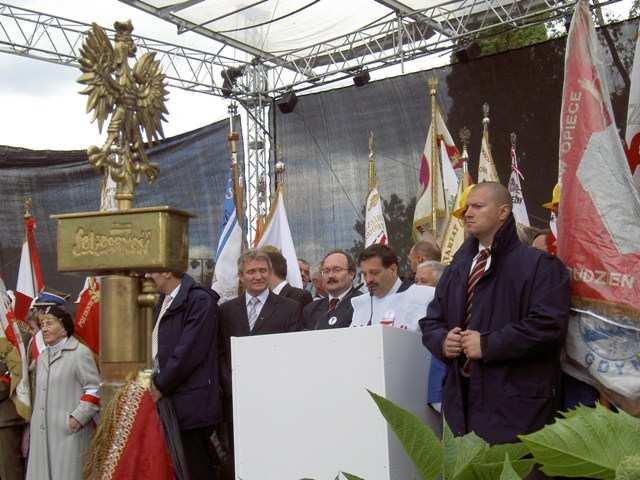 (Ciąg dalszy ze strony 3) Pod Trzema KrzyŜami podnieśliśmy wysoko Nasze sztandary, które wielu chciałoby widzieć tylko w muzeach.