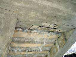 15 Renowacja betonu Podstawy Konieczność renowacji nowych i prawie nowych elementów betonowych wynika najczęściej z problemów przy budowie (niewystarczające zagęszczenie betonu, miejsca nie