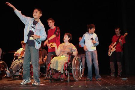 (reprezentanci województw: podkarpackiego, świętokrzyskiego, lubelskiego), Grupa Teatralna Wstęp Wolny z Domu Pomocy Społecznej w Miłowicach - przedstawienie Życie jak podróż (reprezentanci