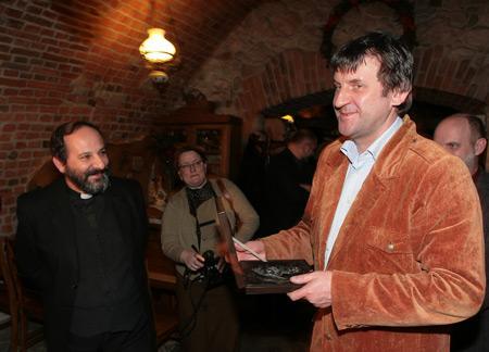 Ksiądz Tadeusz Isakowicz-Zaleski i polarnik Marek Kamiński uhonorowany w tym roku Medalem Św. Brata Alberta Podczas Finału Albertiany, w 90.