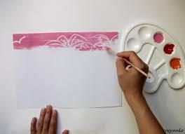 Rysowanie świecą Na kartce papieru malujemy wzór kredkami świecowymi, nakładając