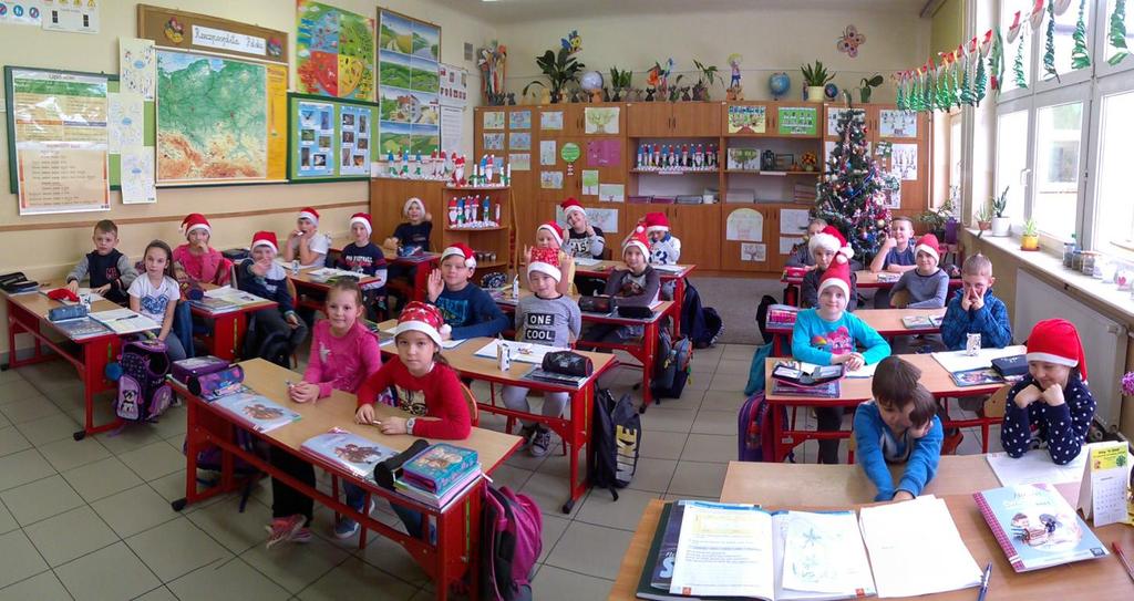 w mikołajki, uczniowie klas I VI, przyszli do szkoły w mikołajowych czapkach lub innych świątecznych przebraniach, np.