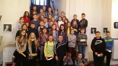 6 grudnia 2016 r. Uczniowie klasy V a i V b pod opieką swoich wychowawców Jarosława Wilczyńskiego i Teresy Tracz oraz Marzeny Kasperek i Elżbiety Korby odwiedzili Teatr im.