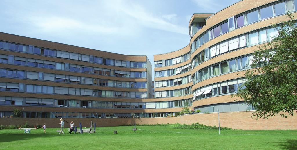 157 Ill. 3. Residential complex SNAKE Berlin. Social and recreational space (photo by W. Seruga) Il. 3. Zespół mieszkaniowy SNAKE Berlin.