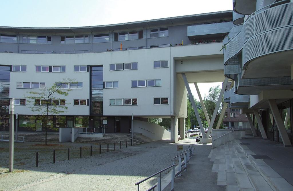 Architektura mieszkaniowa harmonijnie powiązana z otaczającym krajobrazem. Przestrzeń społeczno-rekreacyjna (fot. W. Seruga) Ill. 8.