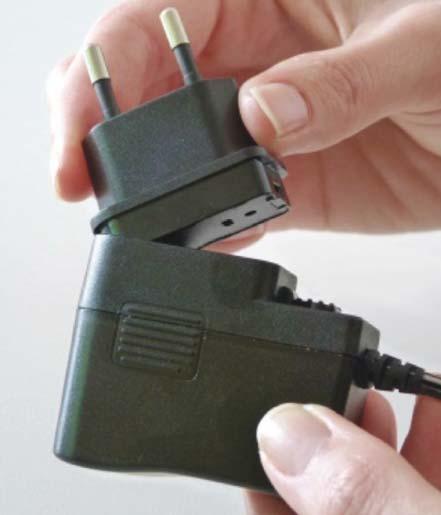 Szczegółowa instrukcja stosowania 6.2 Podłączanie wtyczki zasilacza sieciowego Wybrać wtyczkę dostosowaną do posiadanego gniazda zasilania elektrycznego. 1 Rys.