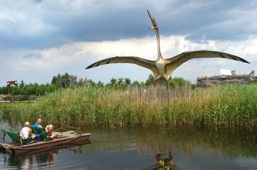 gdzie dzieci będą mieć do dyspozycji park dinozaurów, wykonanych w skali 1:1, a największy z nich Brachiosaurus, który ma aż 13 m wysokości; Zamek Strachu, który zmrozi krew nawet w