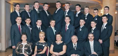 - Tradycj¹ ju jest, e nasze studniówki dzielimy na dwie czêœci, tak, aby w tym pierwszym wa nym balu bra³y udzia³ po trzy klasy technikum - mówi wicedyrektor szko³y Danuta Boci¹ga.