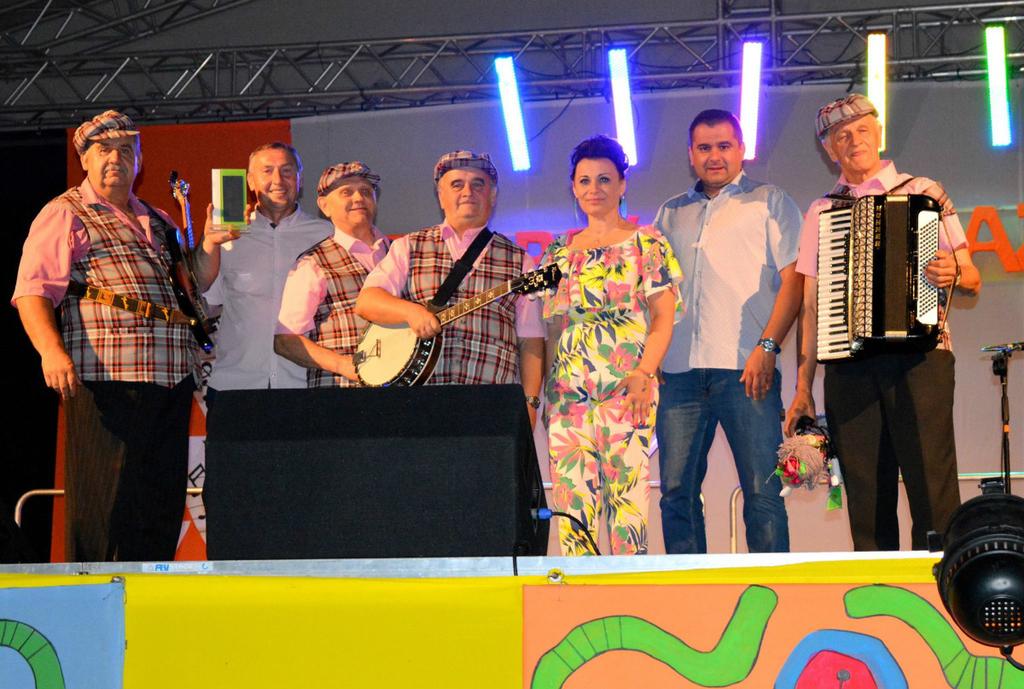 ...podobnie jak Kapela To i Owo z Myszkowa Jako jeden z ostatnich na scenie pojawił się Król Rock and Rolla polski Elvis Presley, a dokładnie Piotr Bugzel, który całą gamą muzycznych atrakcji
