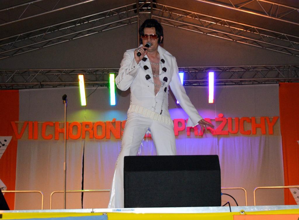 Sceną zawładnął także polski Król Rock and Rolla Elvis Presley, czyli Piotr Bugzel Tak gorącą atmosferę wspaniałej zabawy przez kilka kolejnych godzin podtrzymywał dobrze znany mieszkańcom Gminy