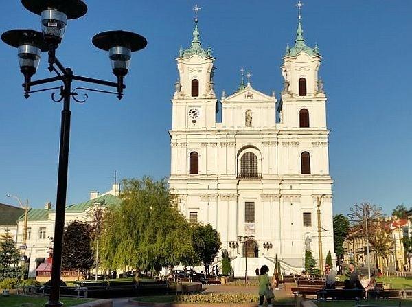 Barokowy kościół św. Franciszka Ksawerego Zajrzyjmy też do położonego tuż obok Nowego Zamku. Przebudowywano go wiele razy i w efekcie bardziej przypomina sowiecki gmach, niż rezydencję królewską.