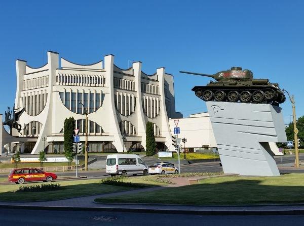 Czołg postsowiecki element krajobrazu. W oddali teatr dramatyczny, budynek w kształcie korony nawiązuje do królewskich tradycji Grodna. W Grodnie przetrwało dużo zabytków sakralnych.