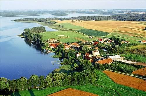 Środowisko przyrodnicze Miejsce to, to raj dla kajakarzy, żeglarzy, wędkarzy - wszystkich chcących zobaczyć piękno dziewiczej wciąż natury.