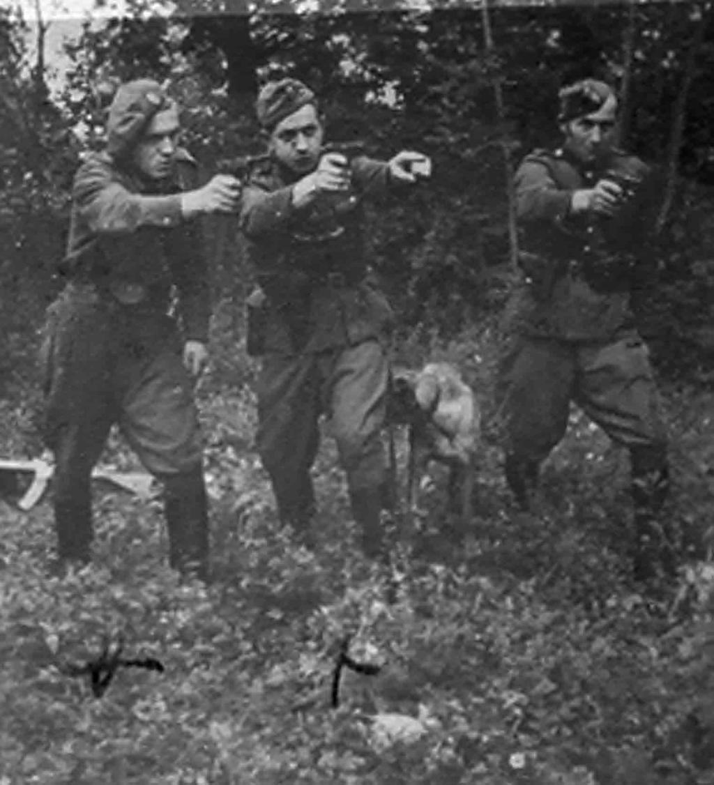 KOMENTARZE HISTORYCZNE Fot. AIPN Partyzanci z oddziału NZW Edwarda Dobrzyńskiego Orzyca, 1948 r. i rozchodów).