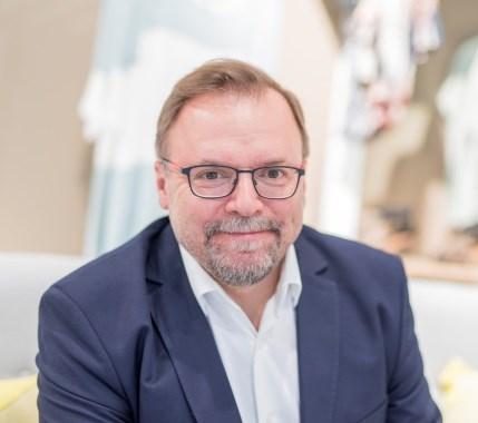 RETAILOWE KONCEPTY TYMCZASOWE UNIKALNE DOŚWIADCZENIE ZAKUPOWE NA SKRZYŻOWANIU OFFLINE I ONLINE W łańcuchu sprzedaży wielokanałowej krzyżują się drogi handlu offline i online elementem, który łączy