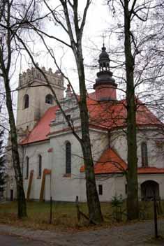 BIAŁOWIEŻA: kościół p.w. Św. Teresy - z 1927 r. z kaplicą Św. Huberta (piękny wystrój z wykorzystaniem korzeni i rogów), ul. Park Dyrekcyjny 2, tel. 85 681 22 38. NAREW: kościół p.w. Wniebowzięcia NMP i Św.