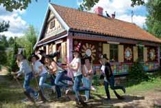 można charakterystyczną dla regionu kolorową architekturę drewnianą, obiekty sakralne itp.; miniatury wykonane w skali 1:25, ul. Bielska 120, przy drodze nr 689 Hajnówka-Bielsk Podlaski, tel.