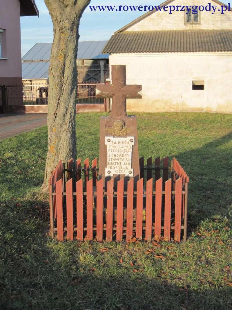 Odwiedziwszy wiatrak w Zakalinkach, podążamy dalej w kierunku Konstantynowa, po drodze mijając starą kapliczkę z 1930 r. (patrz zdjęcie nr 17).