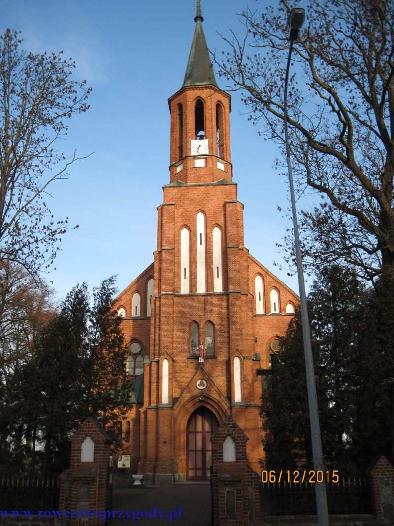 Jeden z nich ufundowany przez mieszkańców, poświęcony jest Marszałkowi Józefowi Piłsudskiemu, na pamiątkę przejścia I Brygady Legionów Józefa Piłsudskiego w 1915 r. (patrz zdjęcie nr 6).