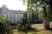Legionów 35 Budynek dawnego zarządu dóbr hrabiów Henckel von Donnersmarck wraz z parkiem stanowią część większego zespołu objętego ochroną na podstawie tej