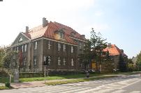 7. Budynek szkoły, dawne wyższe seminarium nauczycielskie w Tarnowskich Górach, ul. Opolska 26. Ob. Zespół Szkół Chemiczno-Medycznych i Ogólnokształcących.
