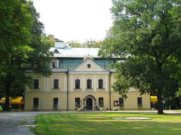 - Tarnowskie Góry, Rybna barokowy pałac wzniesiono pod koniec 1796 r., późniejsze przebudowy (1829, 1856) nadały mu klasycystyczny charakter.