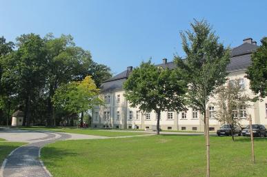 - Tworóg, pałac rokokowo - klasycystyczny wybudowany z XVIII w., przebudowany w XIX i XX wieku.