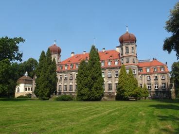 rozbudowany zespół zabudowy gospodarczej, w nim m.in.
