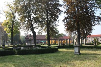 Tarnowice Stare Park w Reptach powstał na bazie istniejących tu pierwotnie terenów leśnych, od pocz.