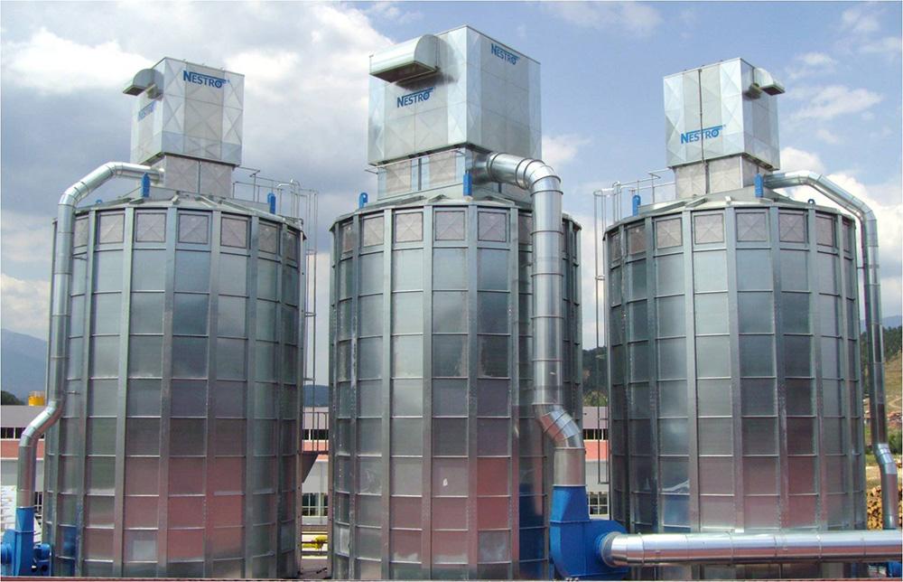 przestrzeni powietrza nieoczyszczonego. Przewód instalacji przeciwpożarowej W filtrze pośrednim 9/4 S GD wbudowany jest przewód instalacji przeciwpożarowej wykonany z średniociężkiej rury gwintowanej.