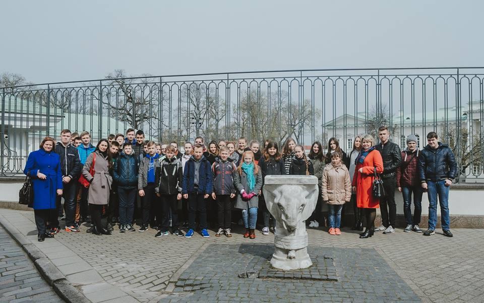1. Keliaukime po Lietuvą 1.1. Szkoła to nie tylko lekcje Szkoła to nie tylko lekcje, a także wycieczki szkolne.