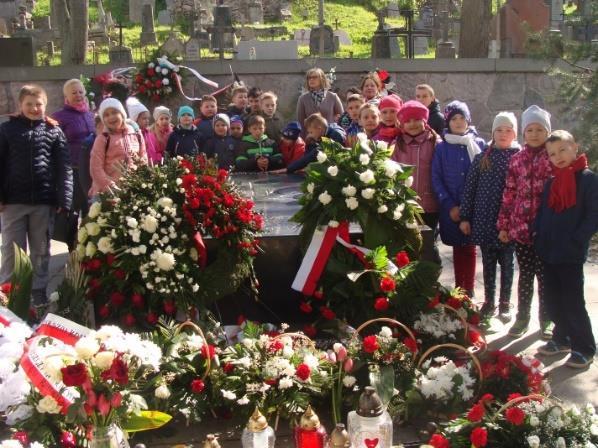 lotnisku i ich funkcjami. Postanowiliśmy poszerzyć wiadomości poznawcze, włączając do planu jeszcze zwiedzanie Ostrej Bramy oraz cmentarza na Rossie.