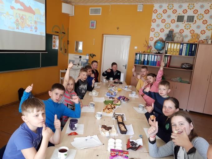 2.4. Tradycje 3 klasy W drugim półroczu w klasie 3 została wprowadzona piękna tradycja przeprowadzania godzinek wychowawczych przy herbatce.
