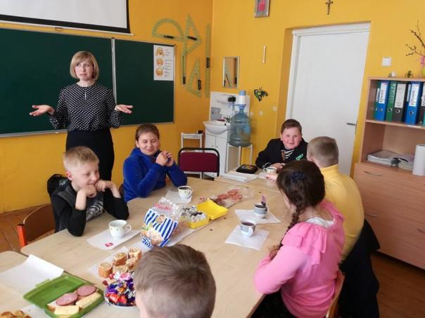 Sposoby na to są różne. Więc przeprowadziliśmy grę, gdzie każdy uczeń powinien wymienić dodatnią cechę kolegi siedzącego po prawej stronie. Uczniowie chętnie i z uśmiechem wymieniali najlepsze słowa.