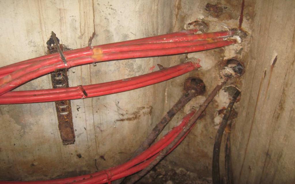 Foto nr 56 Wnętrze studni kablowej SN nr 2 Z powyŝszych zaleceń wynika Ŝe naleŝy zaprojektować i wykonać system ochrony zewnętrznej odgromowej dla stref bocznych obiektu Pałacu Kultury i Nauki.