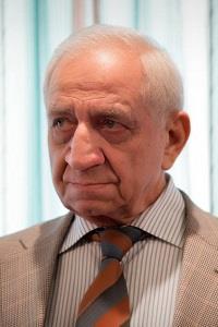 konfrontację i po prostu kocha grać w szachy, toteż wystąpił w turnieju niejako