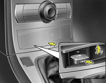 Jazda samochodem Hyundai OBK059002 UWAGA Jeśli baterie w kluczyku inteligentnym są słabe lub nie działa on prawidłowo, można uruchomić silnik umieszczając kluczyk inteligentny w jego uchwycie.